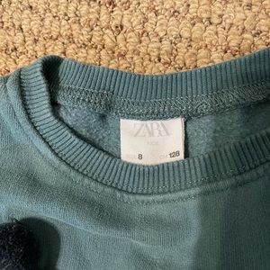 Cute Zara Pom Pom sweatshirt // fits more like a 6